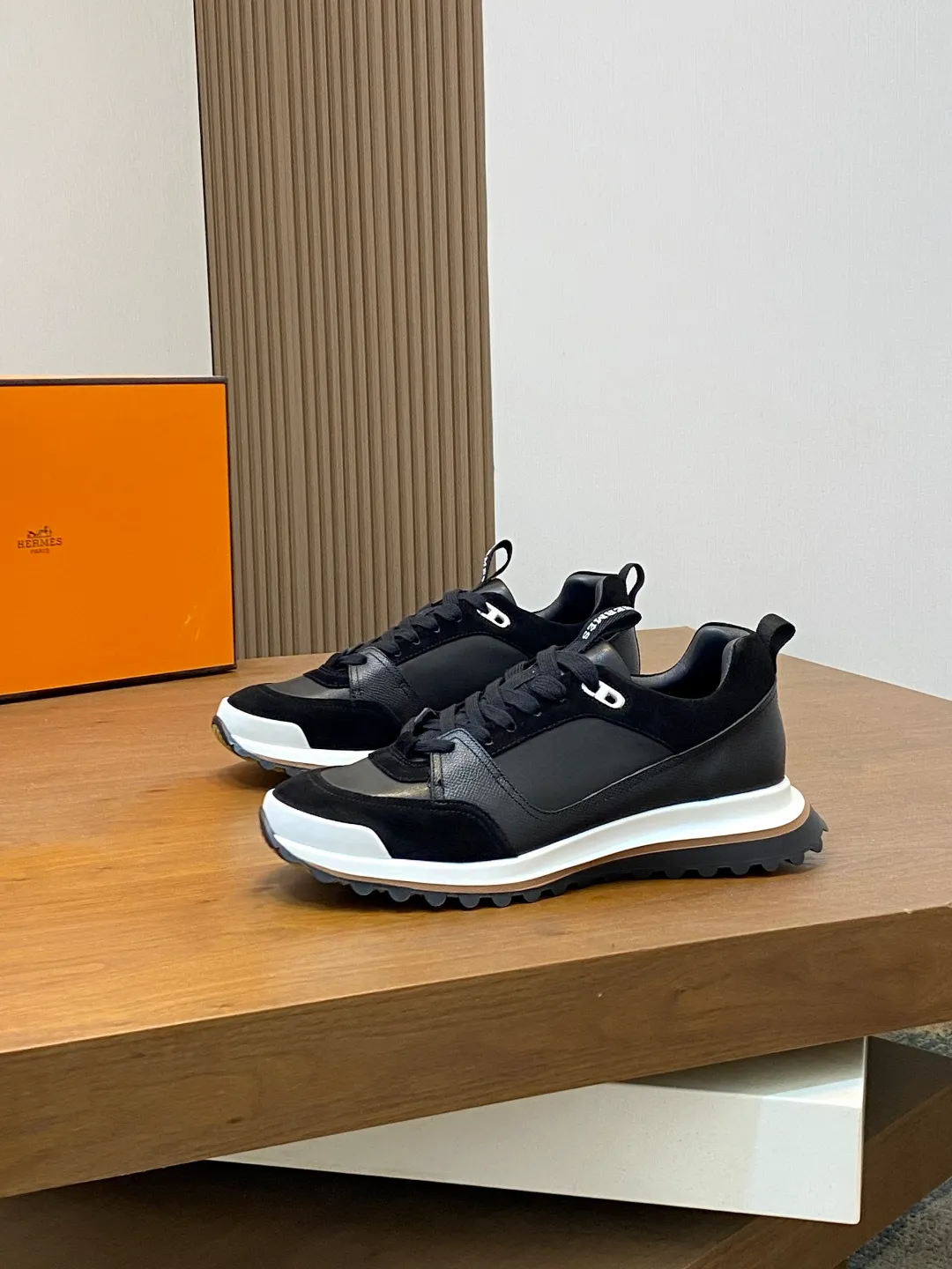 Men's men's shoes 💰700 HERMES/Hermès Leader sneakers! Tech twill, calfskin and suede goatskin sneakers featuring paneled multicolor twill, calfskin and suede. Lightweight geometric sole for a stylish urban look. Product details: White and orange rubber sole Black rubber sole with orange rubber insert Light natural leather insert White rubber toe cap Beige lambskin insole and lining Cotton strap, rubber lettering Sole height: 4cm Size: 39-40-41-42-43-44 (customized at 38.45)